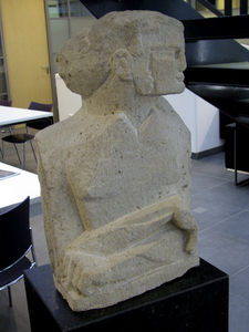 905994 Afbeelding van het natuurstenen beeldhouwwerk 'Le conteur d'histoires' van Bernard Citroen (1925-2009) uit 1968, ...